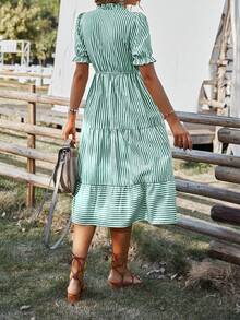 SHEIN Holidaya Đầm maxi nữ kẻ sọc dọc tay bồng, cổ buộc dây tua rua, gấu đầm xếp nếp. - màu xanh lá - Xem 2