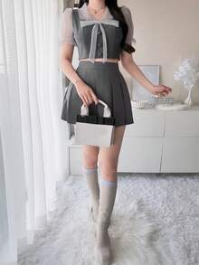 FRIFUL 女款夏季時尚網格拼接領結短版上衣與百褶迷你裙兩件套度假裝 - 灰色 - 查看 4