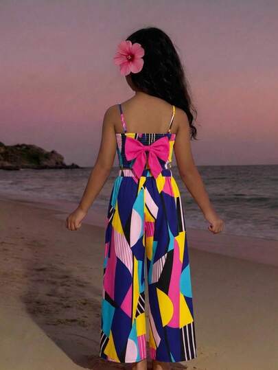 SHEIN Bộ đồ 2 món cho bé gái tuổi teen, thích hợp đi nghỉ mát, gồm áo hai dây kiểu dáng thường ngày, điểm nhấn là nơ 3D và họa tiết sọc hình học, kết hợp với quần ống rộng in họa tiết dệt kim.