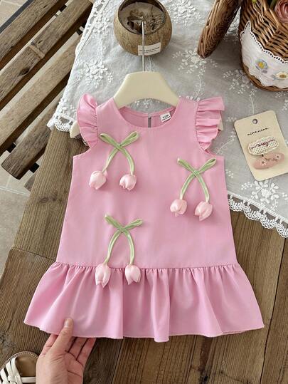 SHEIN Đầm hè không tay cho bé gái, thiết kế dịu dàng và dễ thương. Đặc điểm nổi bật là tay áo bồng bềnh, họa tiết hoa tulip trên thân đầm và viền bèo nhún. Nhẹ nhàng và thanh lịch, thích hợp cho các hoạt động ngoài trời hàng ngày, kỳ nghỉ hoặc các dịp tiệc tùng.