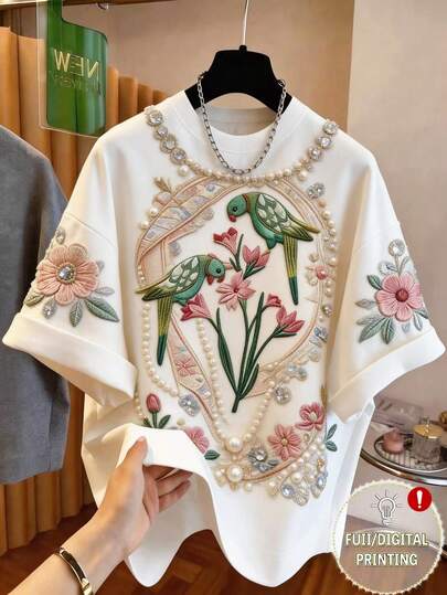 GlowEve 这款春夏新款T恤设计以对称的鹦鹉（吉祥组合）和玉兰花图案为特色。精致的鸟羽和花瓣纹理以逼真的色彩呈现，体现了东方自然美学。圆形图案将鸟兽和花卉图腾置于装饰性边框内，更添精致典雅之感。