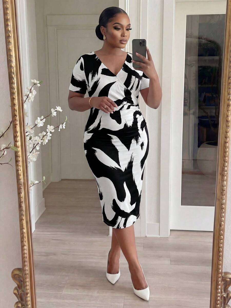 SHEIN Lady CURVE 大码女式V领休闲派对及旅行连衣裙