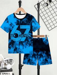 Bộ áo thun và quần short dáng rộng màu xanh dương và đen ombre dành cho bé trai tuổi teen. Áo thun cổ tròn dáng rộng có in hình số "57" nổi bật và dòng chữ "SIX SEVEN", cùng với viền cổ áo tương phản tạo điểm nhấn. Quần short nhuộm màu ton sur ton hoàn thiện vẻ ngoài retro, tươi tắn, hoàn hảo cho mùa hè. - Nhiều màu - Xem 9