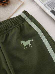 SHEIN Playful Pals 2件組男嬰鼠尾草綠馬印花短袖T恤與長褲套裝 側邊綁帶裝飾 秋冬休閒度假夏季嬰兒套裝 - 綠色 - 查看 7