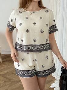 SHEIN LUNE 大尺碼女款夏季海灘度假花卉印花寬鬆短袖上衣與短褲兩件套，黑白配色，休閒時尚 - 彩色 - 查看 6