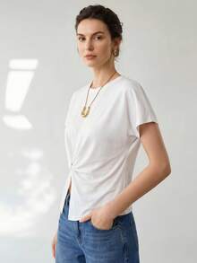Uhlyne Uhlyne Camiseta de mujer de manga corta, cuello redondo, con dobladillo asimétrico y elegante efecto retorcido, para verano - Blanco - Ver 5