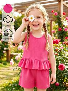 SHEIN Elladie kids 女童纯色玫红色荷叶边无袖上衣和短裤两件套。柔软舒适的褶皱面料。无袖圆领荷叶边上衣搭配同色系松紧腰短裤。亮丽的玫红色，散发休闲度假气息。柔软透气的面料，适合年轻女孩穿着。可爱时尚，适合日常穿着、派对、海滩旅行和夏季各种场合。 - 粉色 - 查看 4