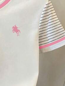 少女休闲复古美式校园经典迷你Logo骑士图案T恤，黑白条纹，粉色滚边，短袖圆领，适合夏季穿着，美式时尚度假风，白色修身日常休闲居家款，粉色印花条纹时尚舒适百搭 - 彩色 - 查看 4