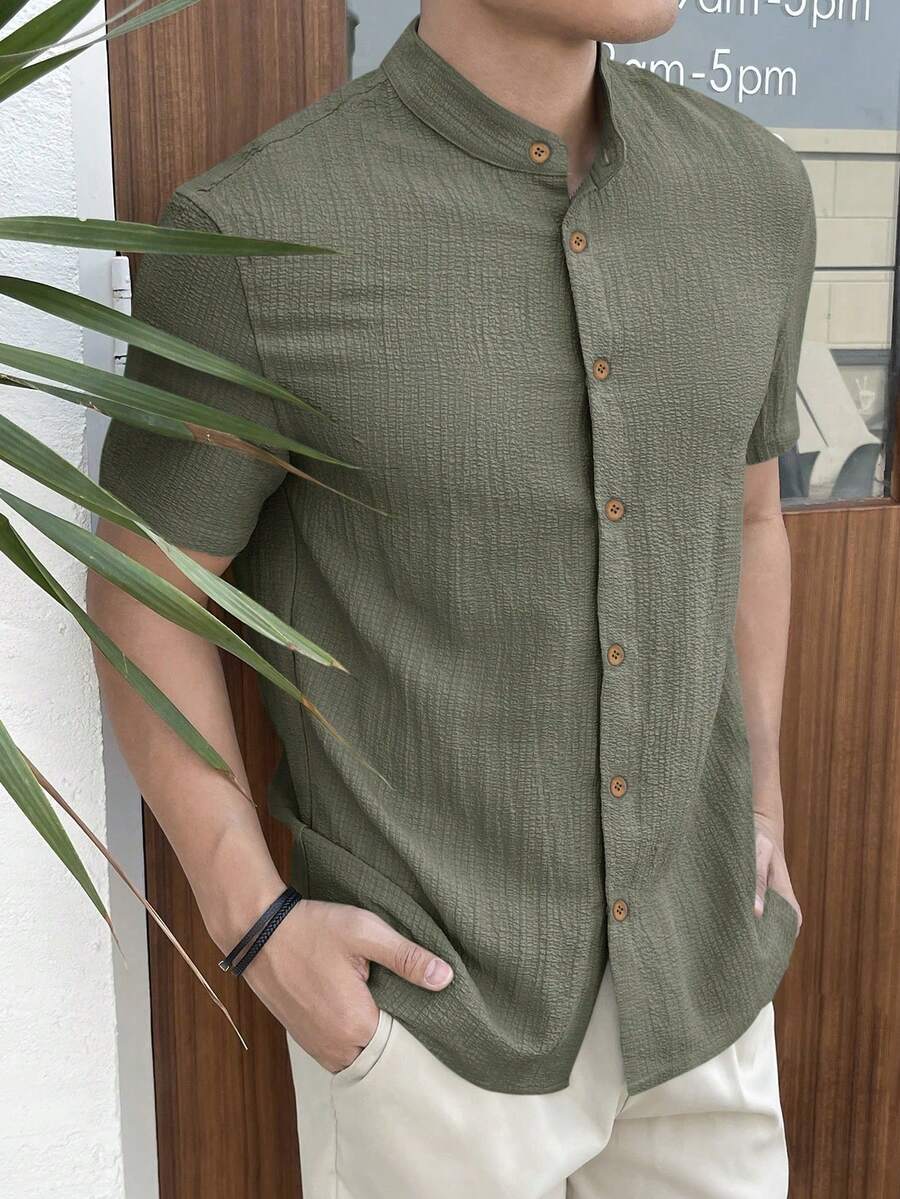 Manfinity RebelGame 男士休閒通勤仿亞麻刺繡短袖襯衫，男士黑色立領短袖襯衫，馬刺繡休閒鈕扣襯衫，夏季海灘婚禮無領上衣，輕盈透氣祖父領襯衫，修身純黑色紋理襯衫，復古刺繡襯衫，紳士風夏季穿搭，男士立領襯衫，短袖鈕扣祖父領上衣，夏季休閒亞麻感刺繡襯衫，修身夏季必備，男士襯衫，度假，父親節禮物