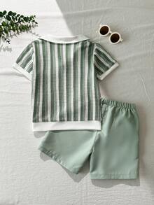 SHEIN Playful Pals Bộ đồ 2 món cho bé trai, áo polo tay ngắn kẻ sọc kiểu vintage mùa hè + quần short thường ngày, áo cổ bẻ cổ chữ V, vải dệt kim kẻ sọc kiểu waffle, màu sắc retro với họa tiết vân nổi bật. - màu xanh lá - Xem 2