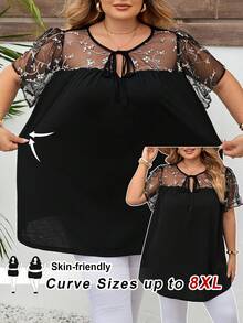 SHEIN CURVE+ 大尺碼女款夏季優雅黑白花卉印花V領荷葉邊短袖寬鬆媽媽上衣襯衫，婚禮賓客CURVE PLUS服飾 8xl - 黑色 - 查看 7