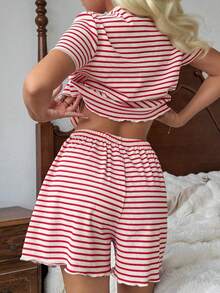DAZY Set Piyama Wanita Musim Panas Motif Garis-garis dengan Hiasan Selada, Atasan Lengan Pendek Kancing Depan dan Celana Pendek - Merah - View 2