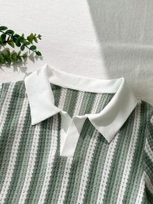 SHEIN Playful Pals Bộ đồ 2 món cho bé trai, áo polo tay ngắn kẻ sọc kiểu vintage mùa hè + quần short thường ngày, áo cổ bẻ cổ chữ V, vải dệt kim kẻ sọc kiểu waffle, màu sắc retro với họa tiết vân nổi bật. - màu xanh lá - Xem 3