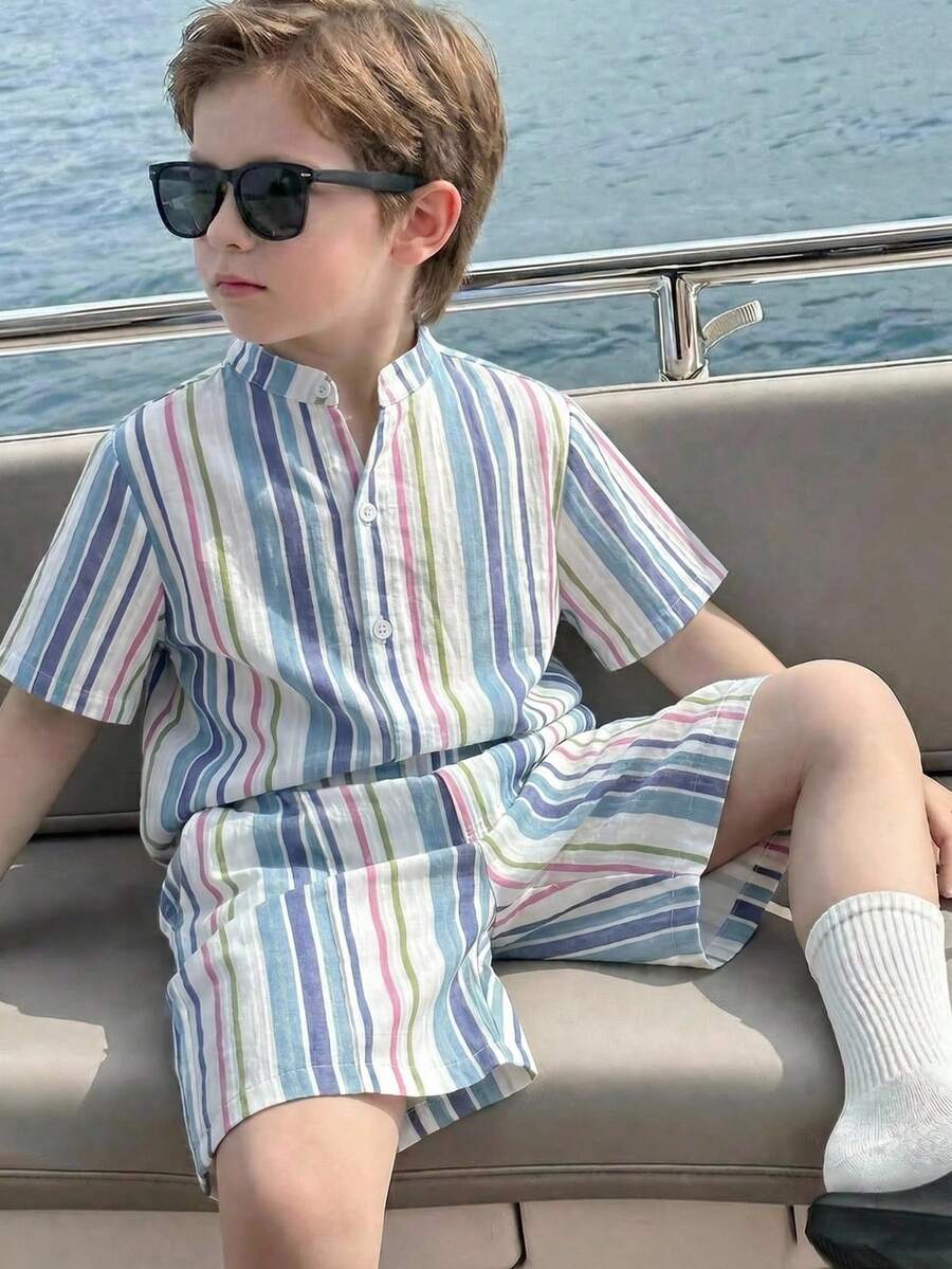 SHEIN Set de 2 piezas Camisa polo deportiva casual con rayas de cinta coloridas y pantalones cortos blancos con decoración de cinta a rayas coloridas para niños, adecuado para uso diario, escuela, deportes, primavera/verano