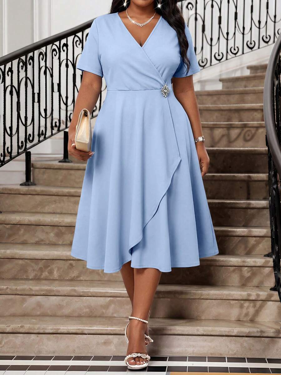 Fleurora Vestido elegante de manga corta con cuello en V y decoración de strass en la cintura lateral para mujer de talla grande - Azul - Ver 1