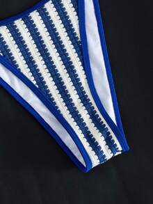 Swim Vcay Conjunto de biquíni feminino de duas peças em estilo retrô francês, com estampa de listras verticais azuis e brancas, fivela metálica texturizada, alças finas, bojo triangular e calcinha de cintura baixa. Estilo retrô moderno para primavera, Páscoa, praia e resorts litorâneos. - Azul e branco - Ver 8