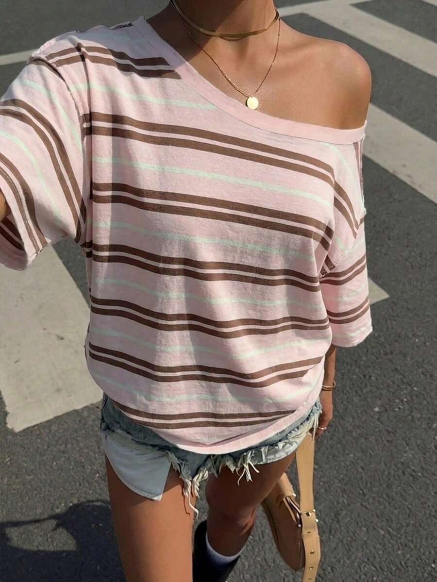 SHEIN EZwear 女士休闲简约印花露肩宽松短袖T恤，复古美式条纹印花，露肩T恤，女士街头服饰 - 彩色 - 查看 1