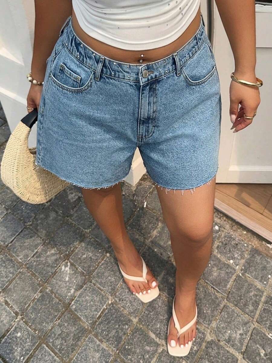 SHEIN Cottnline بنطلون قصير جينز بخصر عالي مناسب للياقة العادية بنمط كاجوال بلون أزرق فاتح مغسول بالثلج مع أزرار أمامية وتفاصيل مطرزة - أزرق متوسط - مشاهدة 1