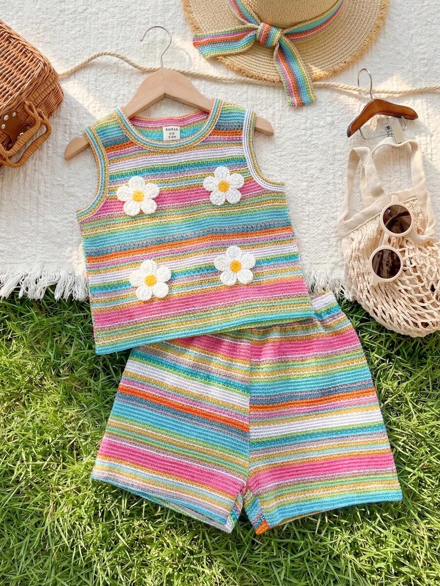 SHEIN Playful Pals 这款女婴夏季彩虹色提花柔软面料圆领背心上衣和短裤套装包含两件,时尚、甜美、可爱、清新,以森林为主题,展现田园风格,温柔、简约、休闲的设计。面料采用檀木织纹,厚度适中,穿着舒适贴身。 - 彩色 - 查看 1