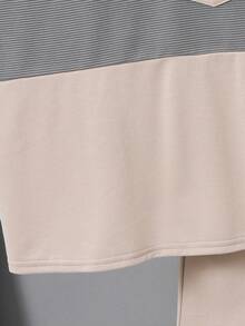 SHEIN 两件套男童休闲撞色圆领短袖T恤短裤套装，适合通勤、上学、日常穿着、运动、春夏穿着。 - 彩色 - 查看 4