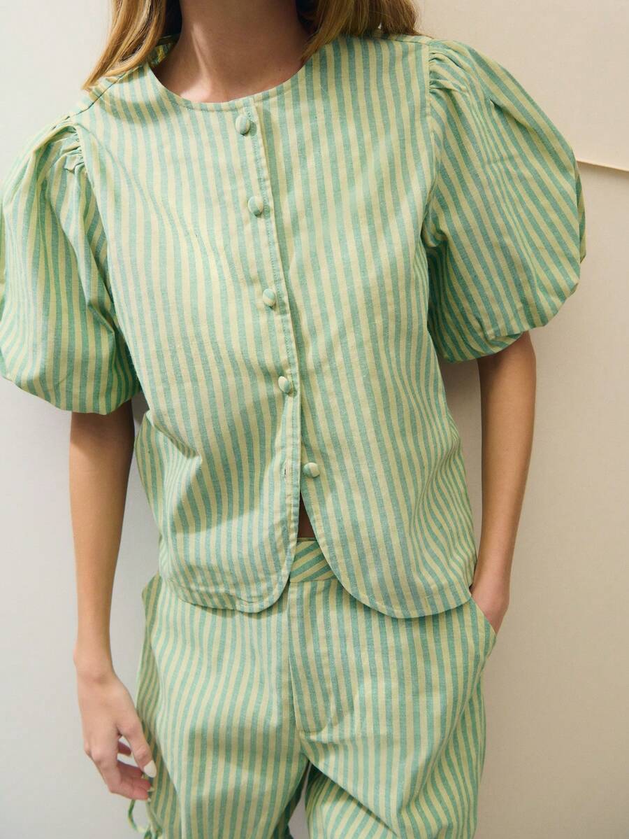 Nöista Bộ đồ hai mảnh kẻ sọc xanh lá cây gồm áo tay phồng cài cúc và quần short lửng xếp ly cùng màu. Hoàn hảo cho bữa sáng muộn, dã ngoại, kỳ nghỉ, thị trấn biển, đi chơi cuối tuần, du lịch, ăn trưa thoải mái, tiệc vườn, phong cách boho, lễ hội, mùa hè, tiệc bể bơi. - màu xanh lá - Xem 1