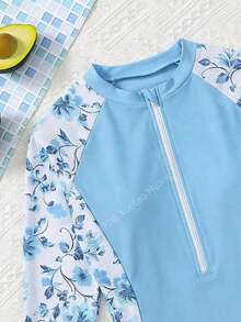 SHEIN 少女长袖连体泳衣，采用时尚浅蓝色印花袖子设计，适合海滩、泳池和夏季度假。 - 藍白色 - 查看 4