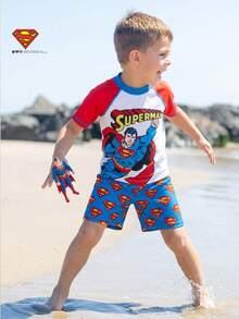 SUPERMAN X SHEIN Maija Kids 男童休闲时尚撞色拼接上衣，印花修身短裤泳装套装，适合春夏季节、海滩、度假、游泳 - 彩色 - 查看 10