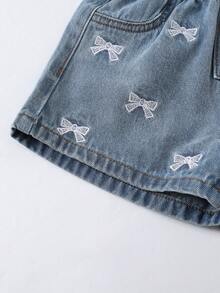 SHEIN Vintaside Kids 少女时尚花卉刺绣牛仔短裤，夏季轻薄新款，中度水洗蓝色，可爱甜美休闲街头度假风设计，松紧腰带花卉刺绣，简约宽松牛仔短裤，柔软舒适的棉质牛仔面料，适合日常、派对、上学、通勤等场合，2026春夏新款 - 淺色水洗藍 - 查看 6