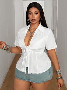 Maweii Blusa branca sexy com pregas e detalhes em renda, perfeita para a primavera/verão. Design minimalista e elegante, ideal para férias e ocasiões casuais. Peça essencial para o dia a dia. Tamanhos plus size que valorizam a silhueta. - Branco - Ver 2
