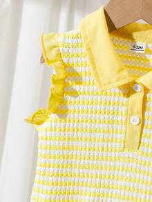 SHEIN Playful Pals Vestido de niña bebé de verano con cuello polo, lindo diseño a rayas amarillas & blancas, mangas volantes, dobladillo con volantes, decoración floral, atuendo casual para playa y vacaciones para niñas - Amarillo - Ver 5