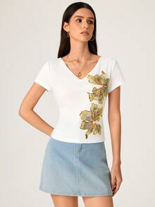 SHEIN BASICS Camisetas de manga corta con cuello en V y estampado minimalista para mujer, tops blancos para mujer - Blanco - Ver 5