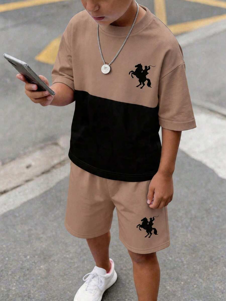 男童休闲舒适时尚简约圆领短袖T恤短裤套装,经典撞色图案印花,酷炫精致骑士标志印花 - 彩色 - 查看 1