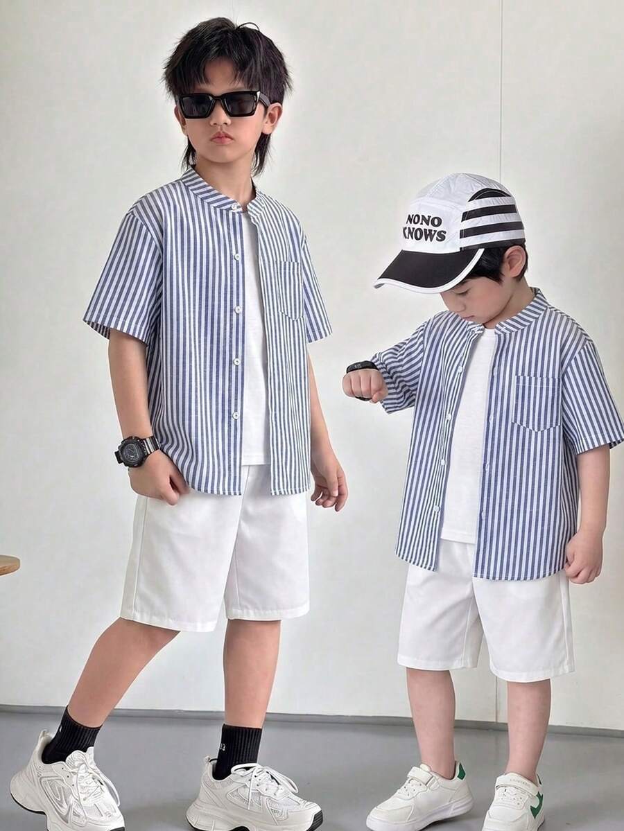 SHEIN 2件套儿童/青少年男童休闲条纹领短袖衬衫和白色短裤套装,适合通勤、上学、日常休闲穿着、运动、春夏穿着。 - 藍色 - 查看 1