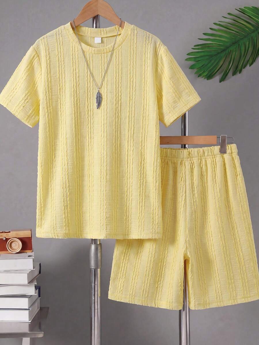 SHEIN Genkimix Kids 两件套青少年男童休闲度假时尚运动短袖T恤和短裤套装,3D字母印花简约运动装 - 黃色 - 查看 1