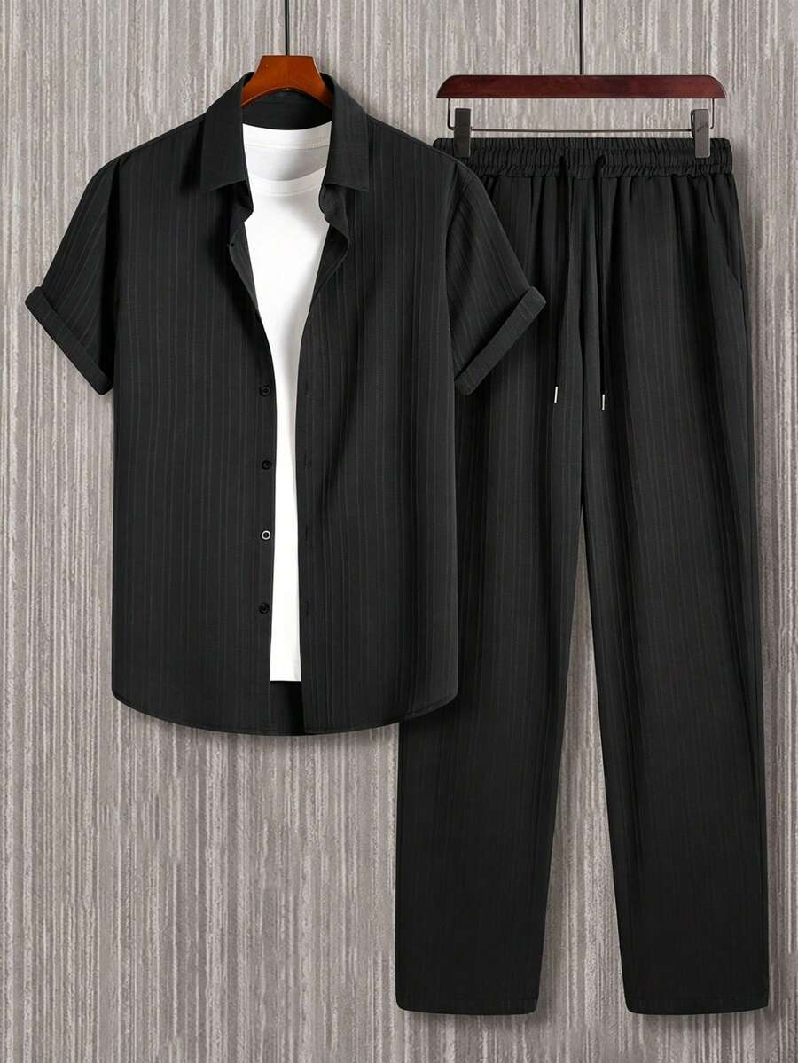 Manfinity Homme Herren Große Größen Set aus einfachem Kurzarm Hemd mit Einzelknopfleiste und Hose mit Kordelzug Taille und Taschen - Schwarz - Übersicht 1