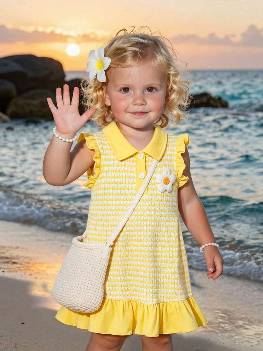 SHEIN Playful Pals Vestido de niña bebé de verano con cuello polo, lindo diseño a rayas amarillas & blancas, mangas volantes, dobladillo con volantes, decoración floral, atuendo casual para playa y vacaciones para niñas
