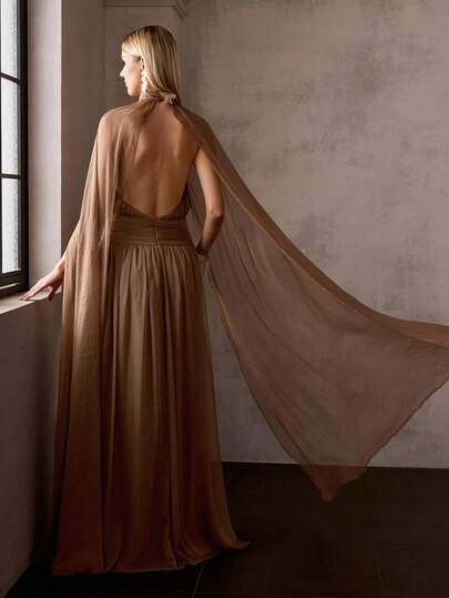 MOTF Soiréza Đầm dạ hội dài chấm đất bằng vải chiffon, màu nâu nhạt, cổ đứng nhỏ, chất liệu voan mỏng, thanh lịch.
