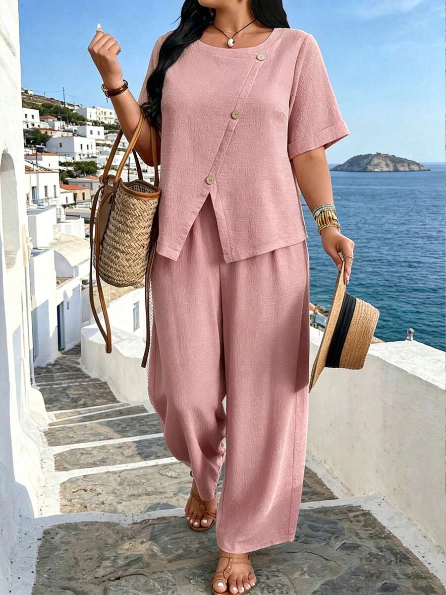 SHEIN LUNE CURVE 大尺碼灰粉色夏季休閒度假兩件套,紋理布料圓領不對稱下擺木鈕扣上衣與長褲,寬鬆沙灘居家服 - 藕粉色 - 查看 1