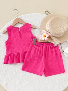 SHEIN Elladie kids 女童纯色玫红色荷叶边无袖上衣和短裤两件套。柔软舒适的褶皱面料。无袖圆领荷叶边上衣搭配同色系松紧腰短裤。亮丽的玫红色，散发休闲度假气息。柔软透气的面料，适合年轻女孩穿着。可爱时尚，适合日常穿着、派对、海滩旅行和夏季各种场合。 - 粉色 - 查看 2