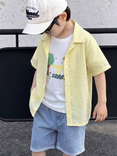 SHEIN Bộ 3 món dễ thương cho bé trai, đa năng, thích hợp mặc mùa hè: Áo sơ mi ngắn tay kẻ sọc, áo phông trắng, quần short denim xanh, phù hợp cho mặc hàng ngày, thể thao, dã ngoại, đi học, dự tiệc, kỳ nghỉ, biểu diễn và chụp ảnh.