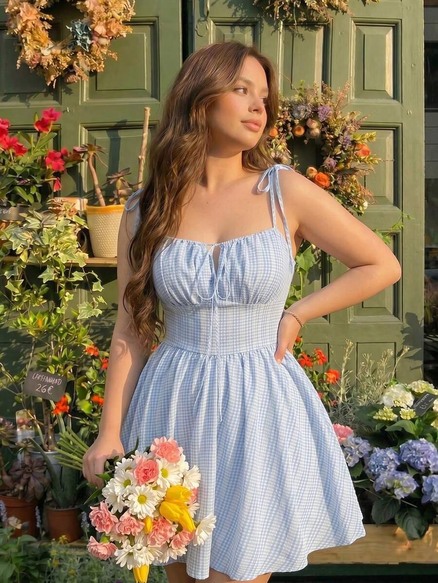 SHEIN MOD Đầm ngắn hai dây kẻ caro thêu họa tiết dành cho nữ cỡ lớn, đầm hai dây buộc phía trước, đầm đi biển mùa hè, đầm hai dây, đầm phong cách bohemian cho kỳ nghỉ, đầm ôm sát cơ thể kiểu corset.