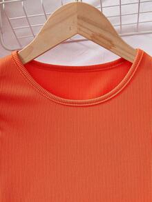 Sparklyn Set de 2 piezas de atuendo casual: Blusa de manga corta acanalada de color naranja brillante con mangas con volantes para un toque dulce, combinada con pantalones anchos de pierna con estampado geométrico de bloques de color en azul, naranja y blanco con un patrón de líneas artísticas retro, sencillo pero enérgico, adecuado para uso diario y ocio, cómodo y de moda, lleno de atmósfera - Naranja Quemada - Ver 4
