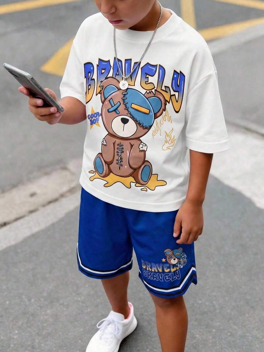SHEIN Bộ 2 món đồ cho bé trai tuổi teen, phong cách thường ngày thoải mái, tối giản, gồm áo thun ngắn tay cổ tròn và quần short, in hình gấu hoạt hình punk cổ điển, hoặc hình gấu kim loại công nghệ tương lai.
