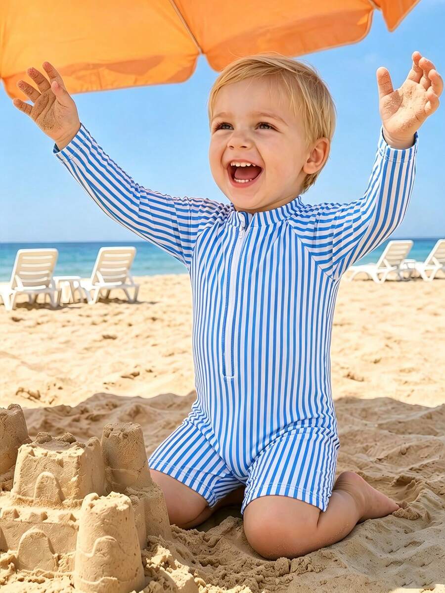 SHEIN Playful Pals 男婴泳衣,连体泳衣,拉链闭合,数码针织条纹印花。夏季海滩度假必备时尚单品。这款长袖短裤泳衣非常适合夏季穿着,是度假的理想之选,也适合可爱的小男孩在海滩玩耍和度假时穿着。 - 藍色 - 查看 1
