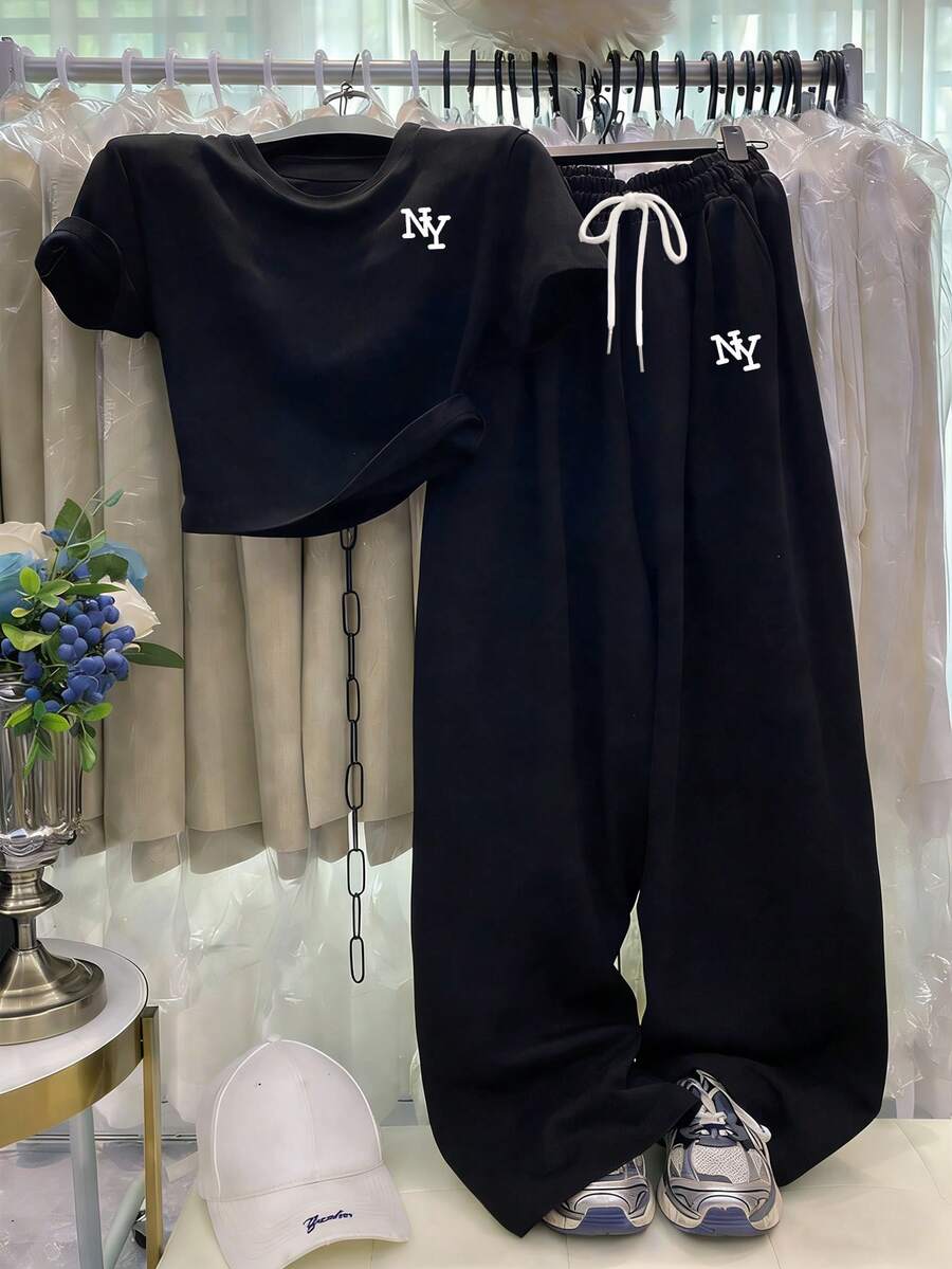 SHEIN 女士两件套休闲夏季套装,适合日常和运动穿着,黑色纽约NY字母印花圆领短袖T恤套装,优雅舒适的设计,休闲户外两件套 - 黑色 - 查看 1