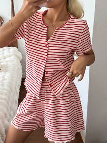 DAZY Set Piyama Wanita Musim Panas Motif Garis-garis dengan Hiasan Selada, Atasan Lengan Pendek Kancing Depan dan Celana Pendek - Merah - View 4
