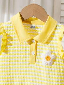 SHEIN Playful Pals Vestido de niña bebé de verano con cuello polo, lindo diseño a rayas amarillas & blancas, mangas volantes, dobladillo con volantes, decoración floral, atuendo casual para playa y vacaciones para niñas - Amarillo - Ver 7