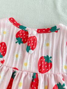 SHEIN Playful Pals 2件套女婴草莓印花荷叶边无袖上衣和松紧腰短裤套装，面料柔软，休闲可爱甜美法式乡村优雅风，适合春夏外出、购物、公园、海滩、旅行、摄影等场合。 - 紅色 - 查看 5