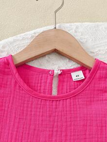 SHEIN Elladie kids 女童纯色玫红色荷叶边无袖上衣和短裤两件套。柔软舒适的褶皱面料。无袖圆领荷叶边上衣搭配同色系松紧腰短裤。亮丽的玫红色，散发休闲度假气息。柔软透气的面料，适合年轻女孩穿着。可爱时尚，适合日常穿着、派对、海滩旅行和夏季各种场合。 - 粉色 - 查看 8