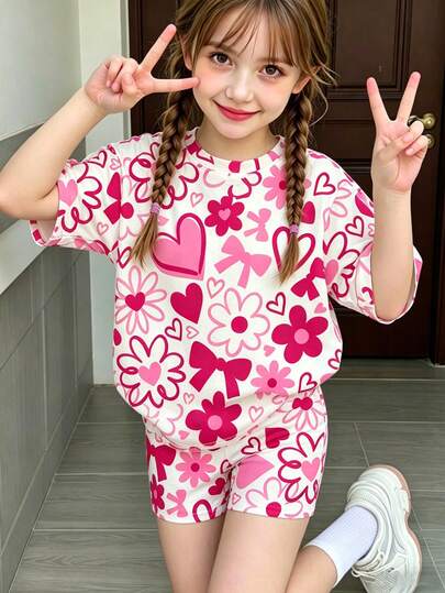 Bộ 2 món cho bé gái 4-7 tuổi, gồm áo thun ngắn tay và quần short in hình hoa trái tim dễ thương, trang phục nhẹ nhàng thích hợp mặc hàng ngày, đi học, dã ngoại mùa xuân/hè/thu.